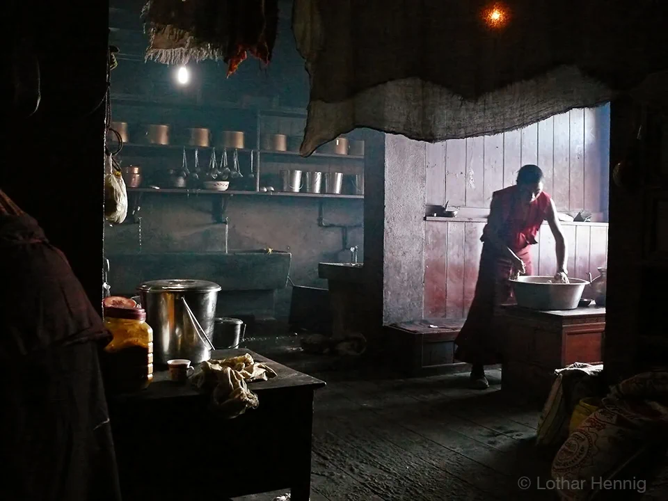 In der Klosterküche von Thubten Choling, Nepal
