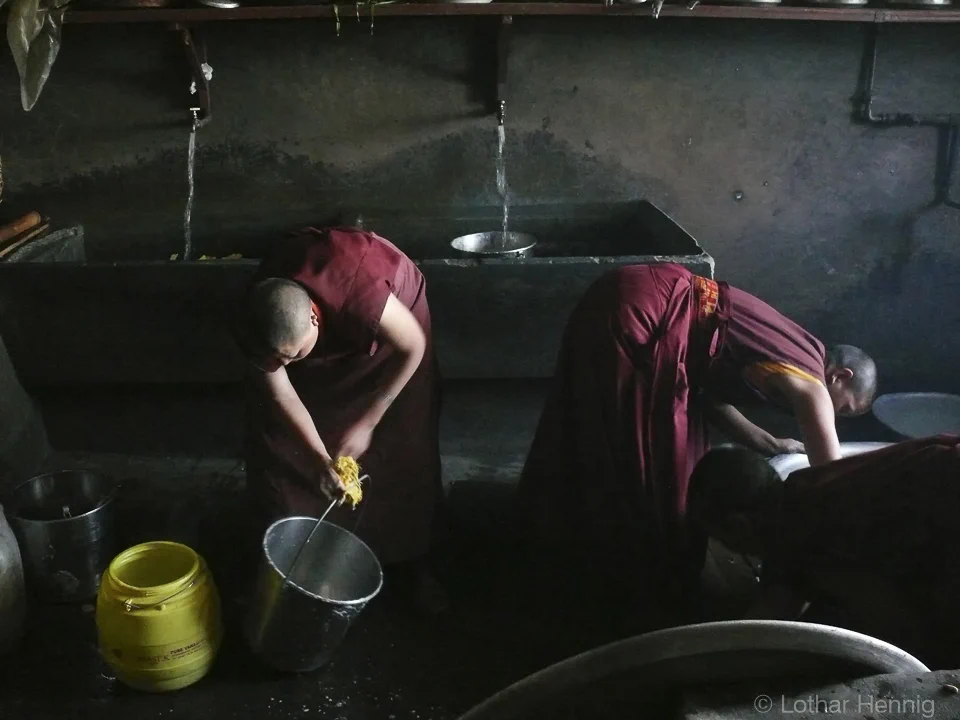 In der Klosterküche von Thubten Choling, Nepal