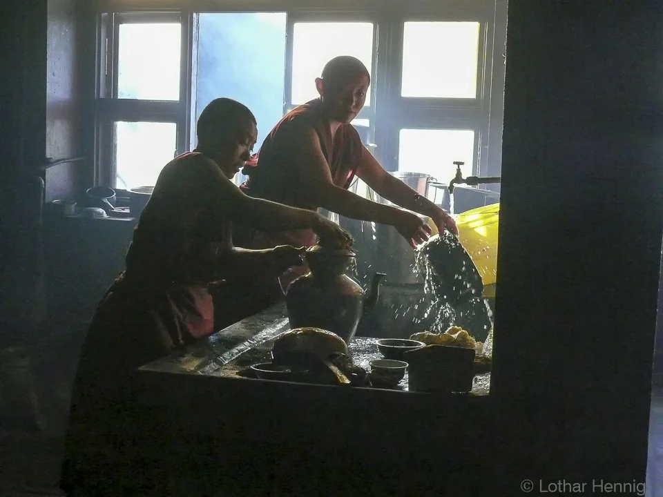 In der Klosterküche von Thubten Choling, Nepal